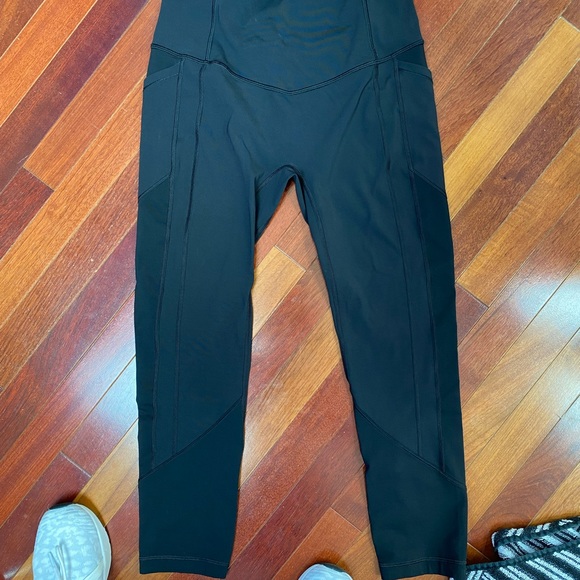 BLACK LULULEMON LEGGINGS - Picture 1 of 3